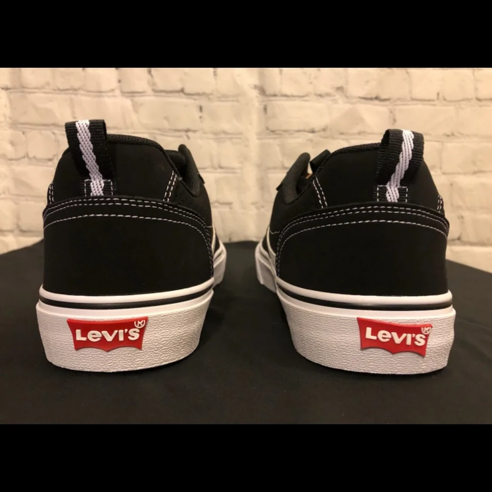 NIB Levi's Lance black & white canvas sneakers - Size 8 - Picture 4 of 10